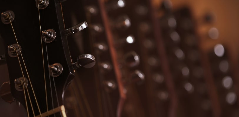 Escola de música Vila Mascote - Legends Strings com violões na parede do estúdio